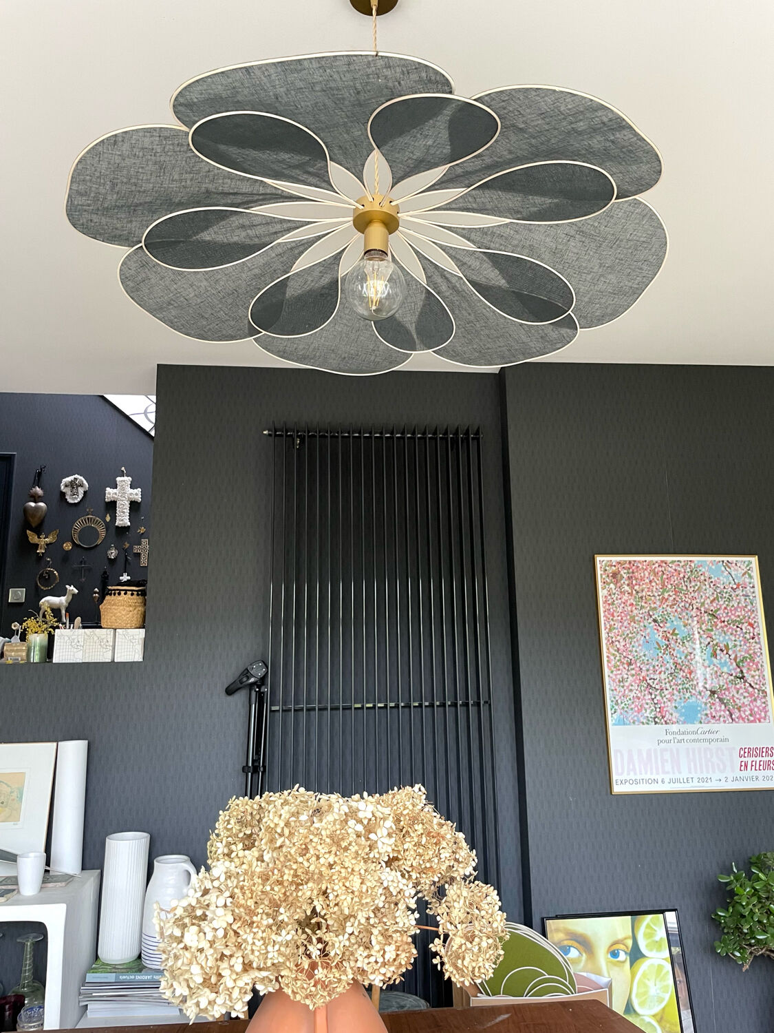 Floral pendant light in linen and rattan