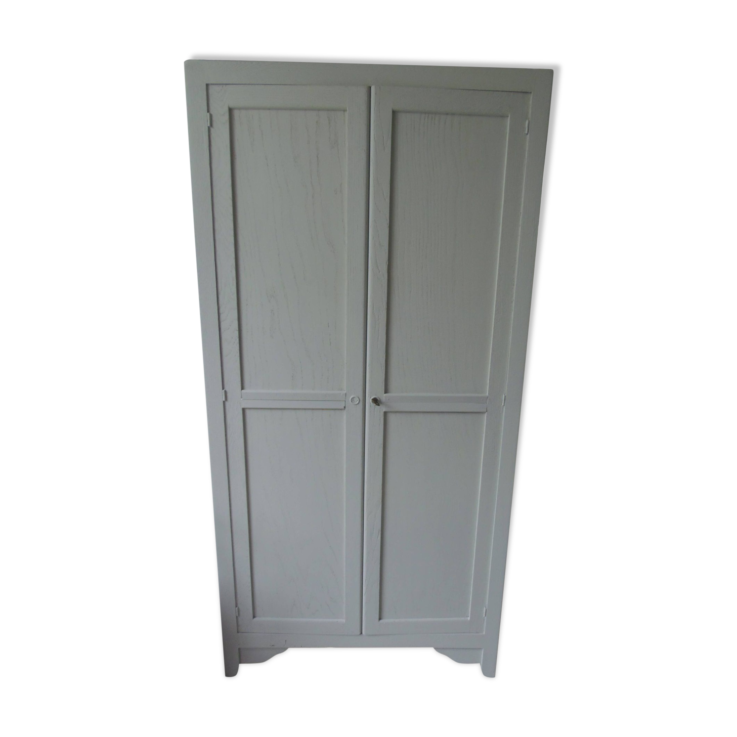 Vintage Parisian wardrobe re-enchanted in pearl gray.