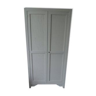 Vintage Parisian wardrobe re-enchanted in pearl gray.