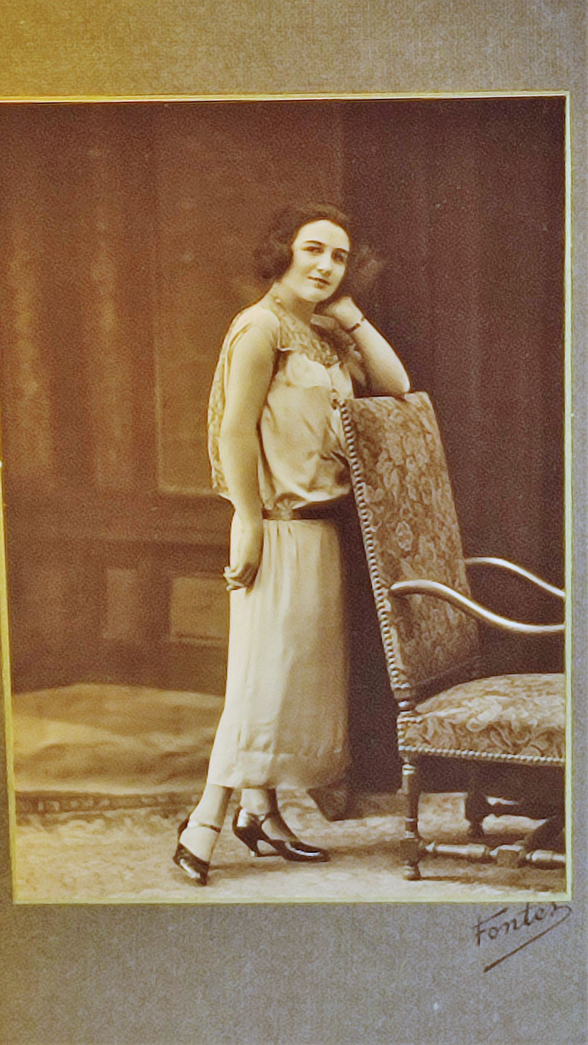 Photo "elegant leaning on the armchair" of fontes paris