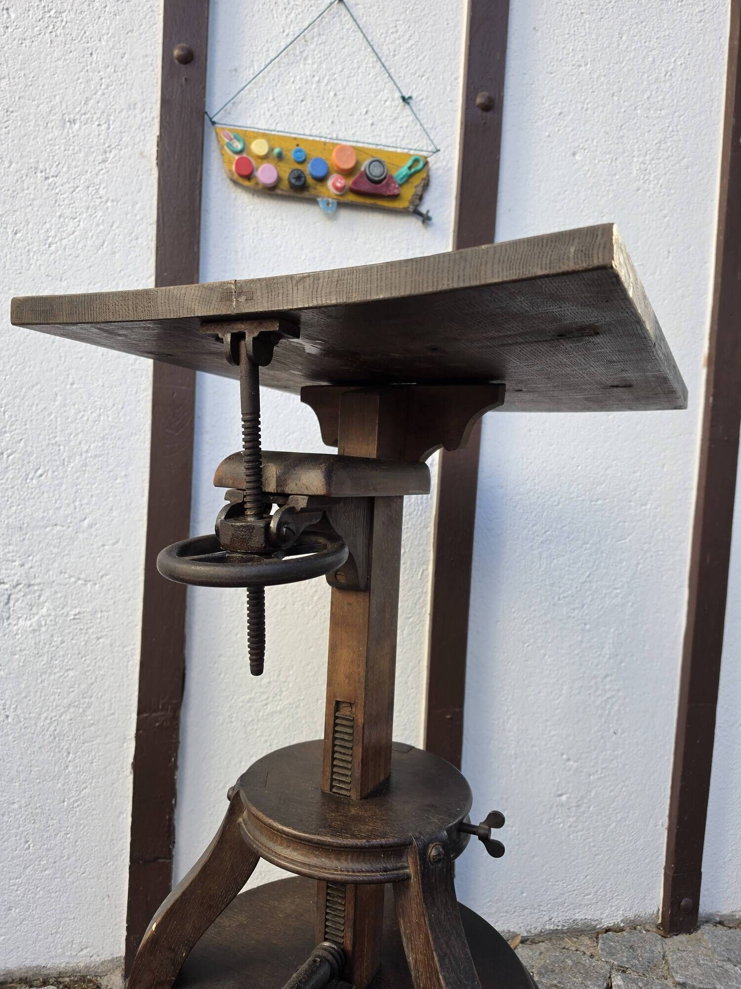 Sculpture stand, photographic camera tripod