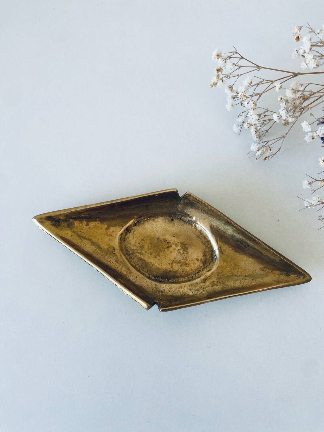 Ashtray or empty pocket diamond design