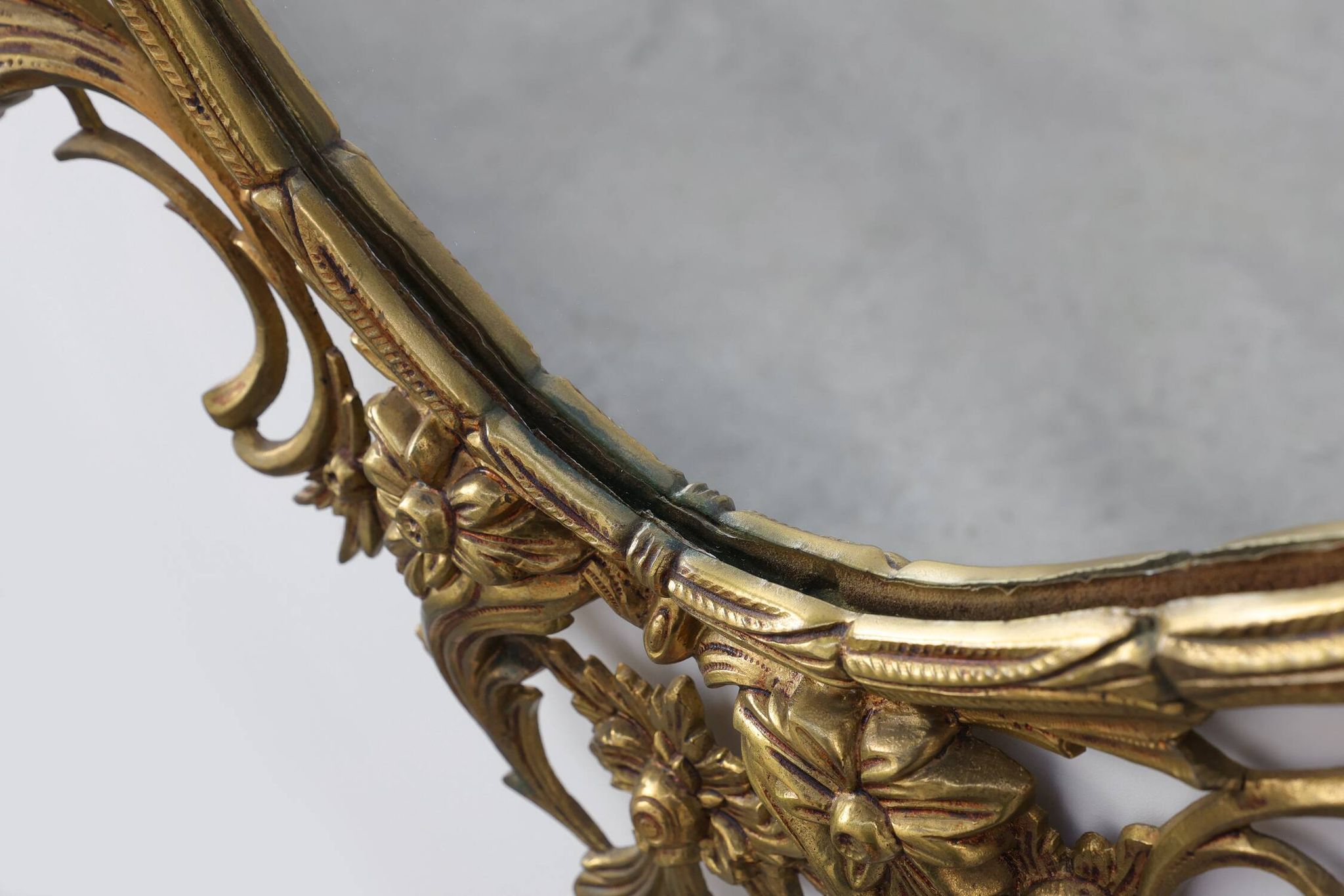 Miroir ovale en métal doré de style rococo, Italie, 20e siècle