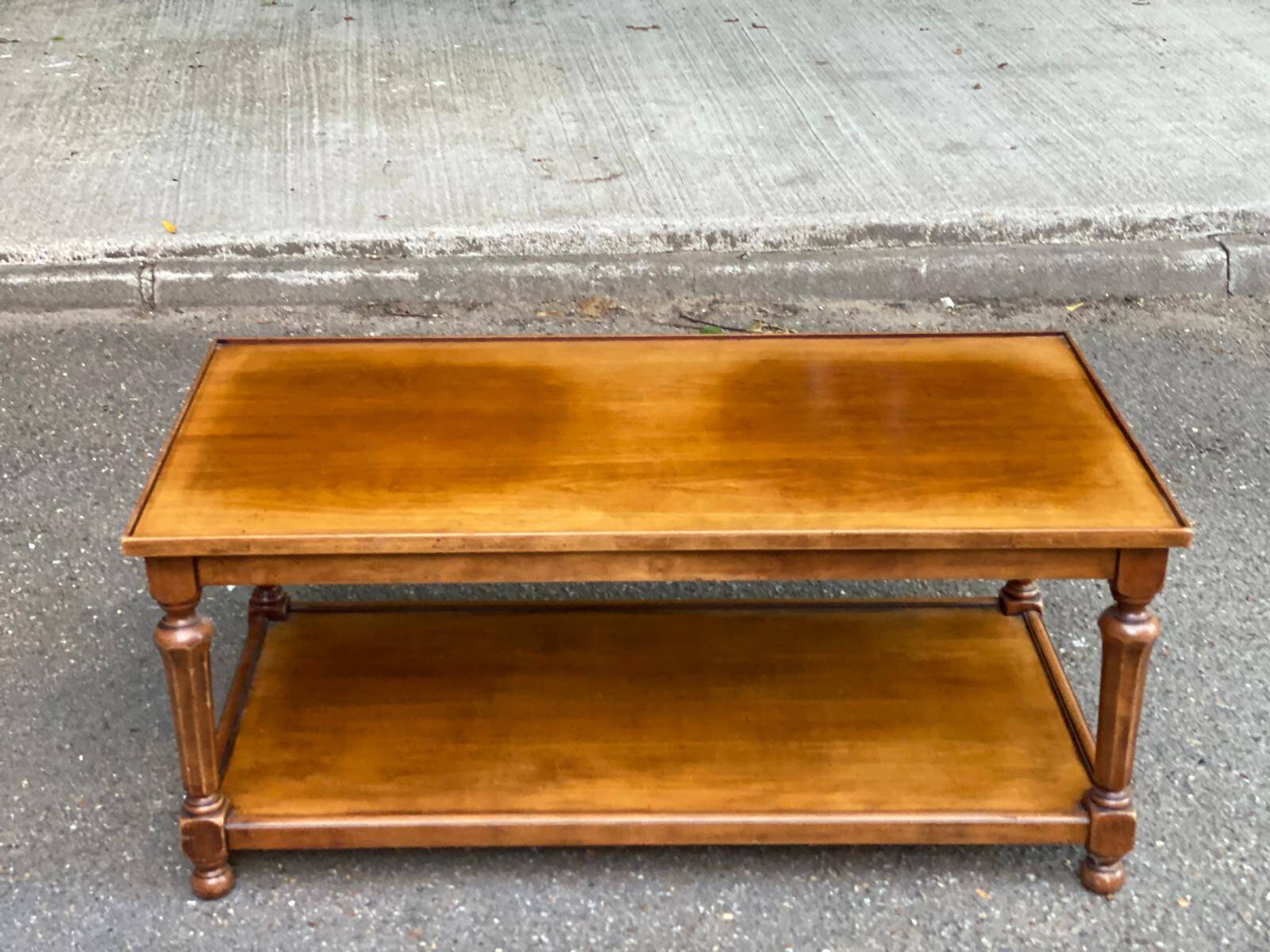 Extendable coffee table in solid wood with two shelves, 100 cm