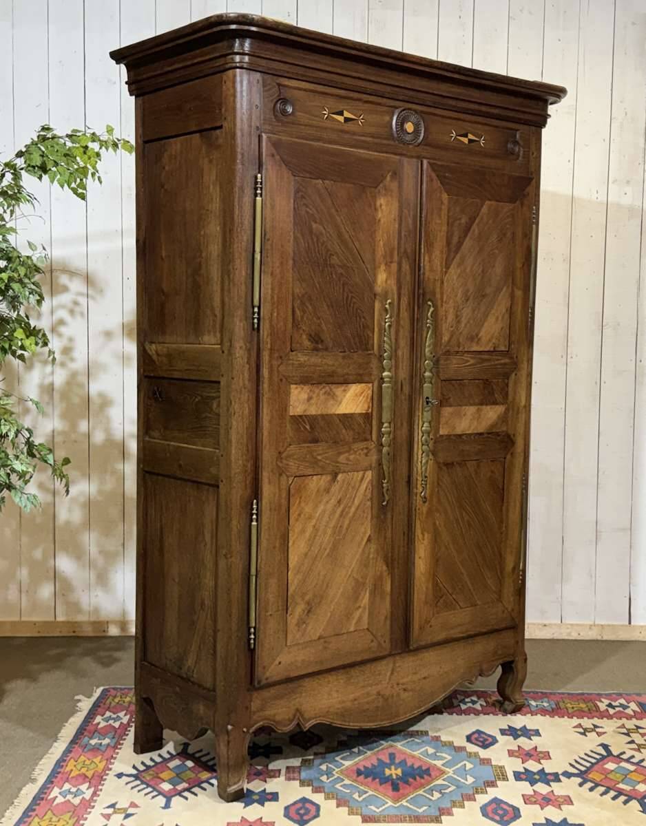 19th-century Breton wardrobe in oak and chestnut.