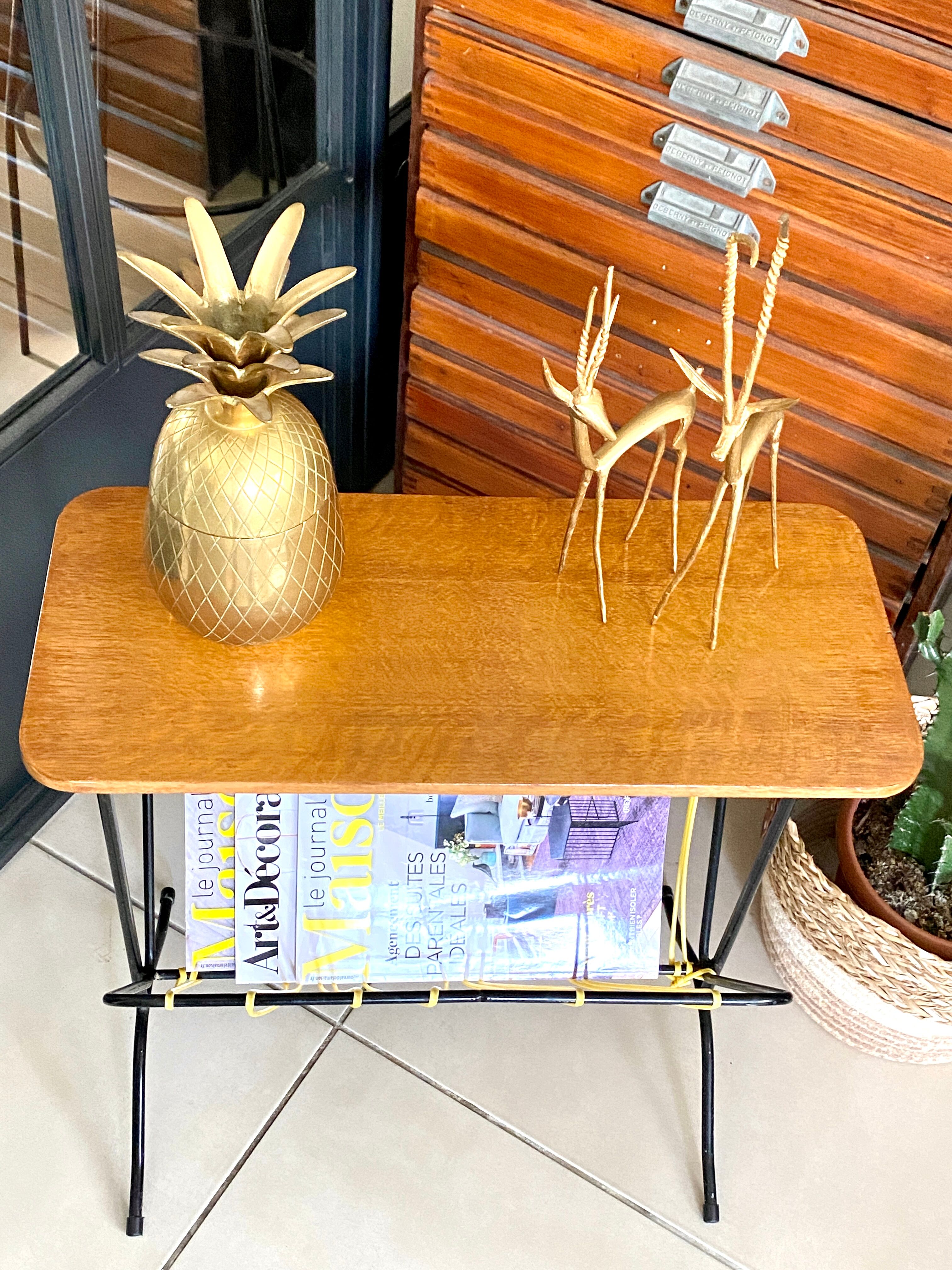 Vintage scoubidou tablet magazine holder