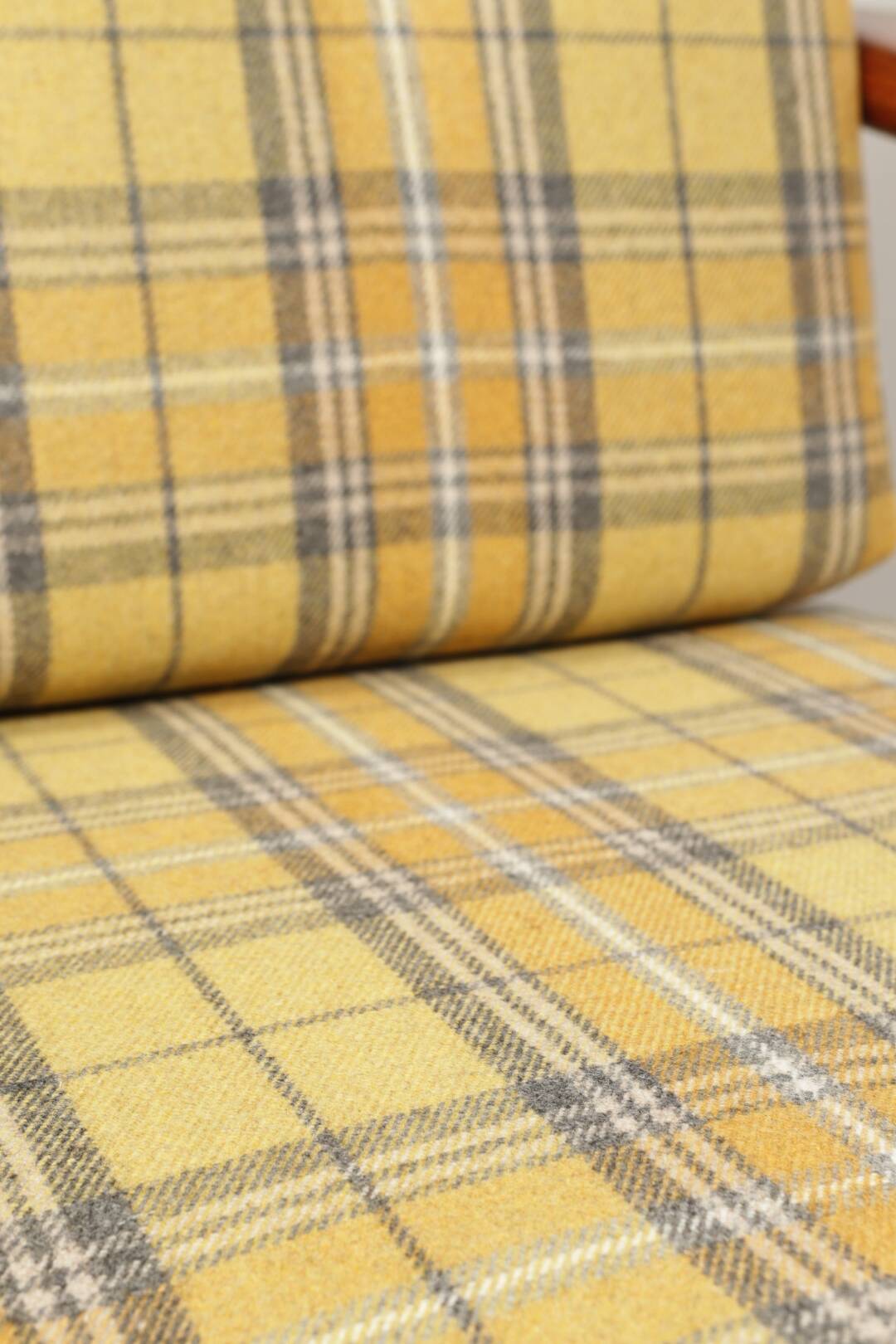 Fauteuil vintage Mid Century Design avec coussins en laine tartan jaune, Pologne, 1960