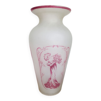 Large Art Nouveau motif vase