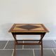 Table d’appoint moderniste bois exotique
