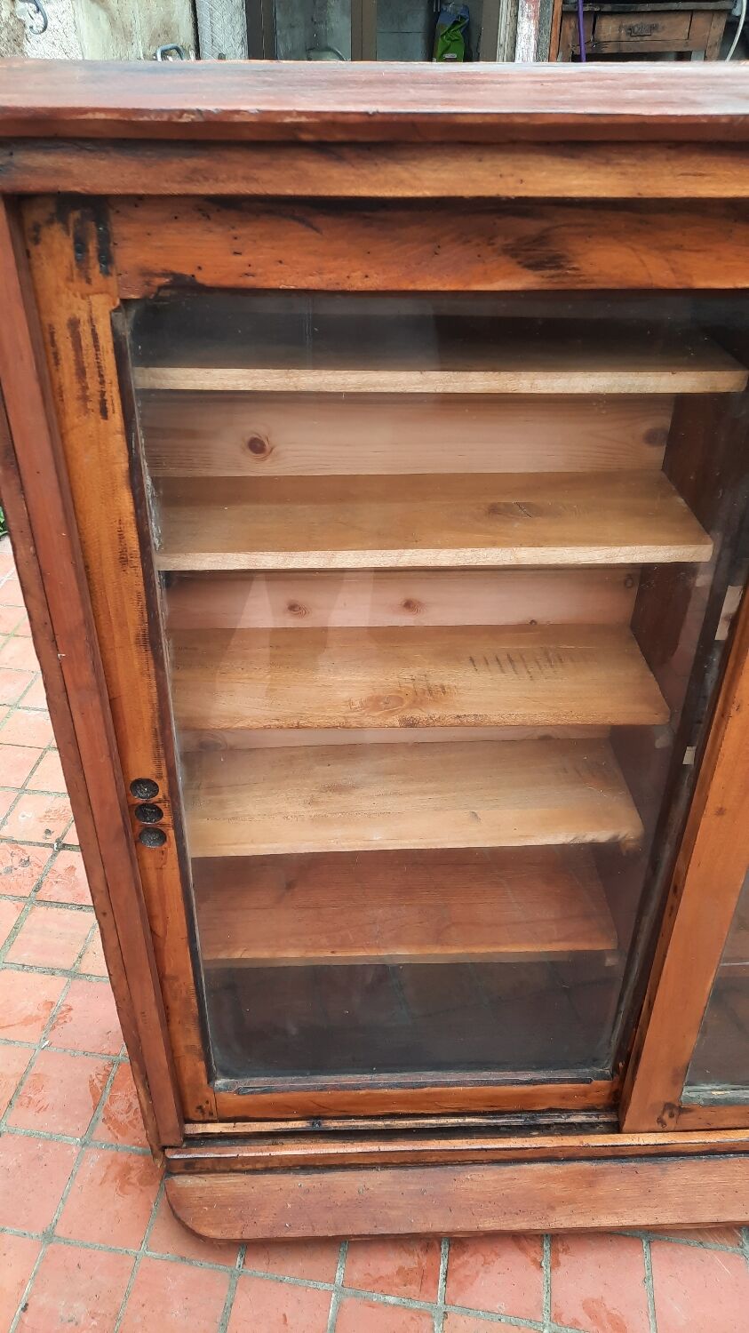 Showcase to install or hang