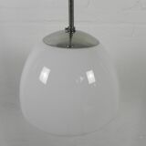 Lampe d'école ancienne avec une grande boule en verre opale, années 1930