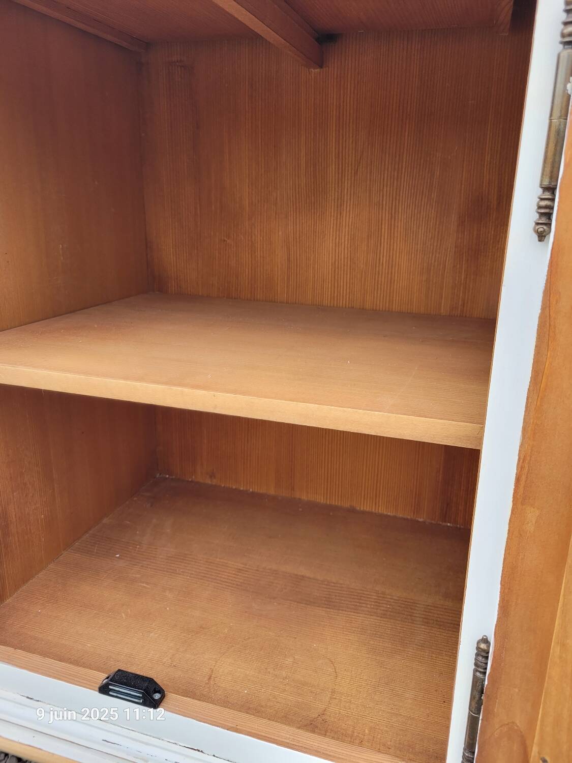 Buffet en bois patiné blanc