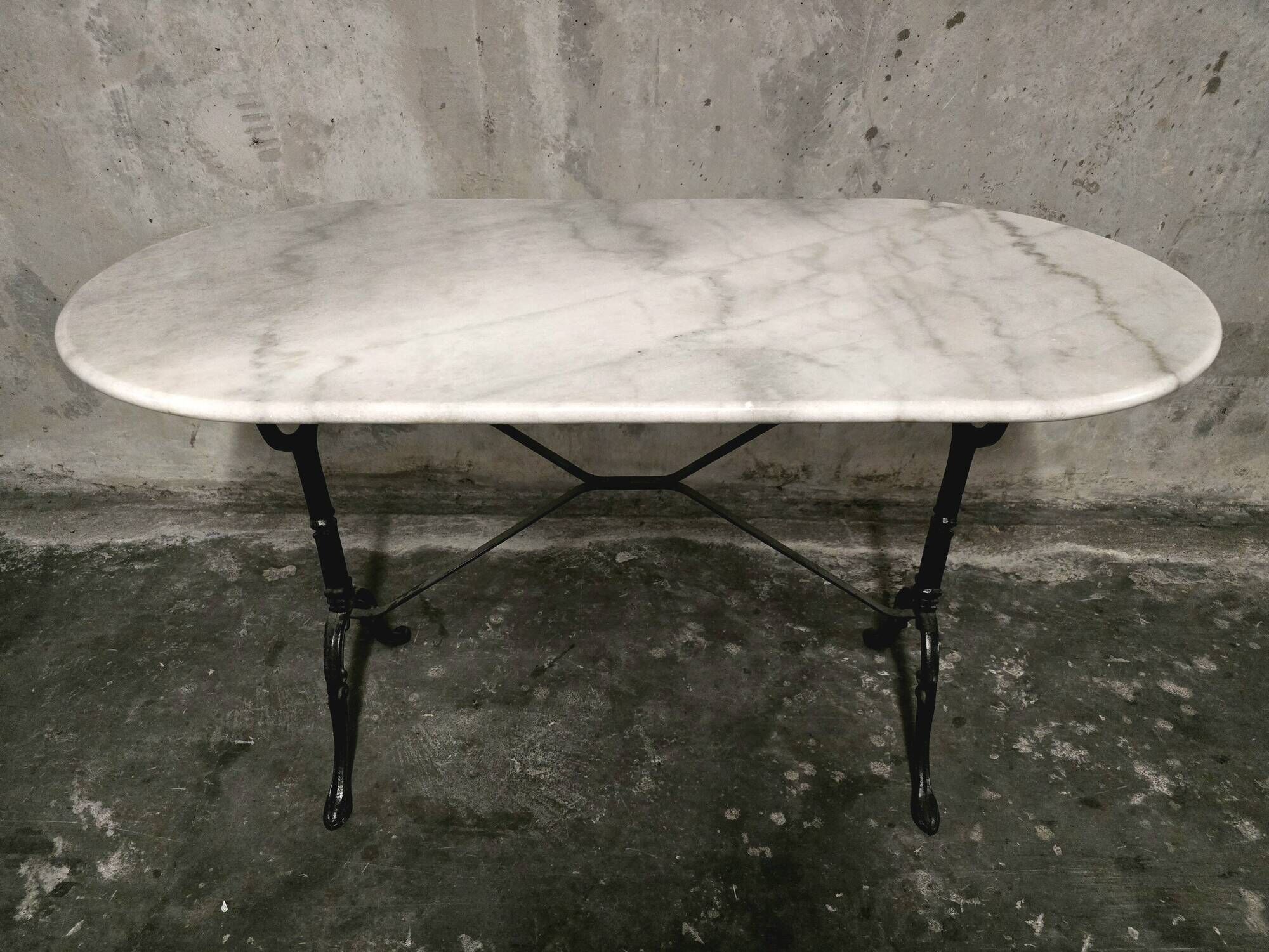 Oval bistro table in white marble with a black cast iron base - 120 cm