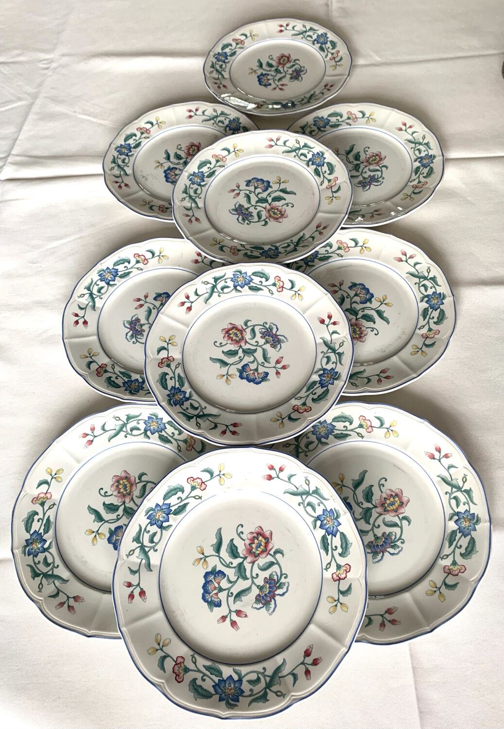 Villeroy and Boch Delia dinner plates