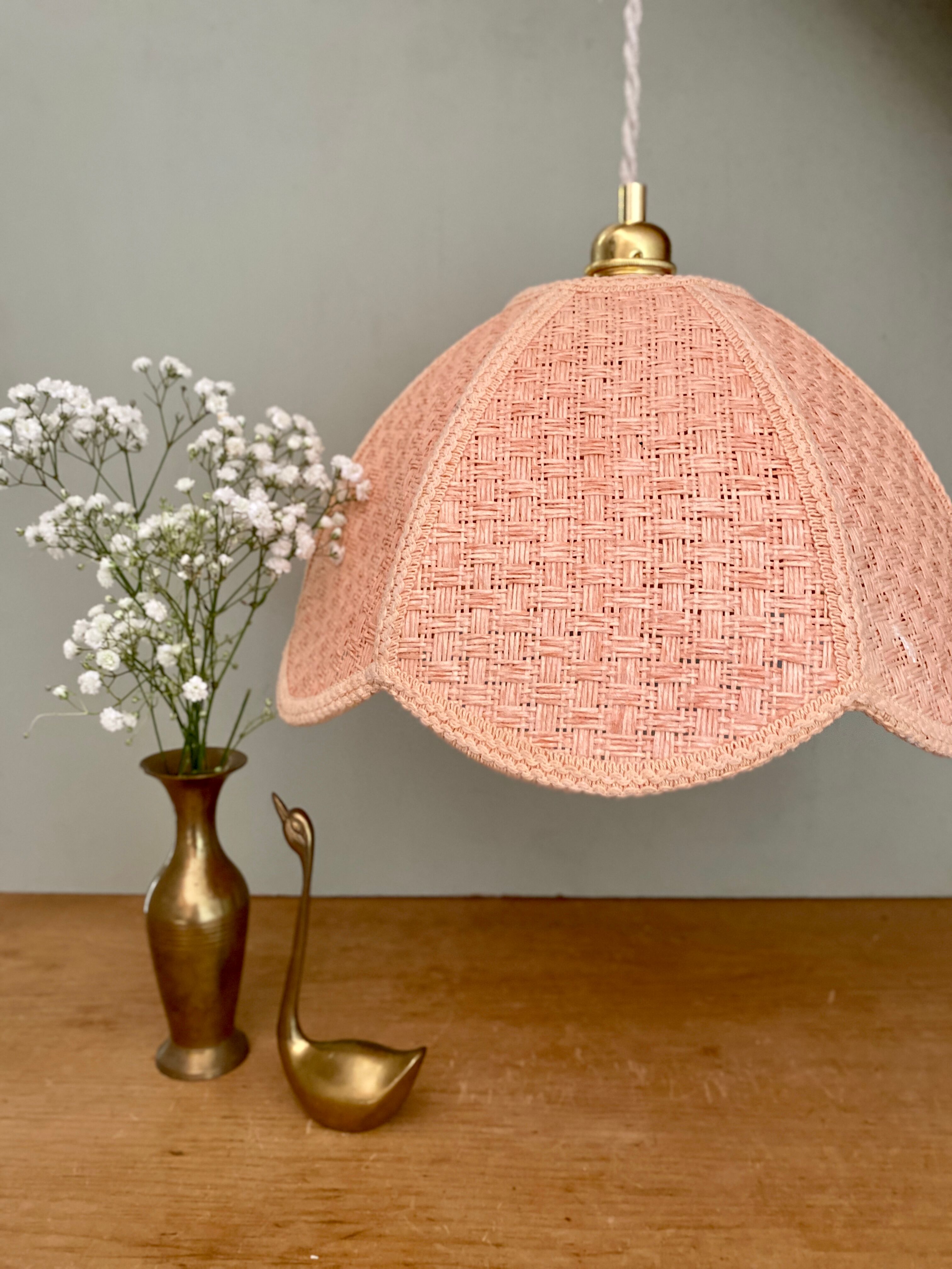 Suspension abat-jour vintage en matière naturelle rose