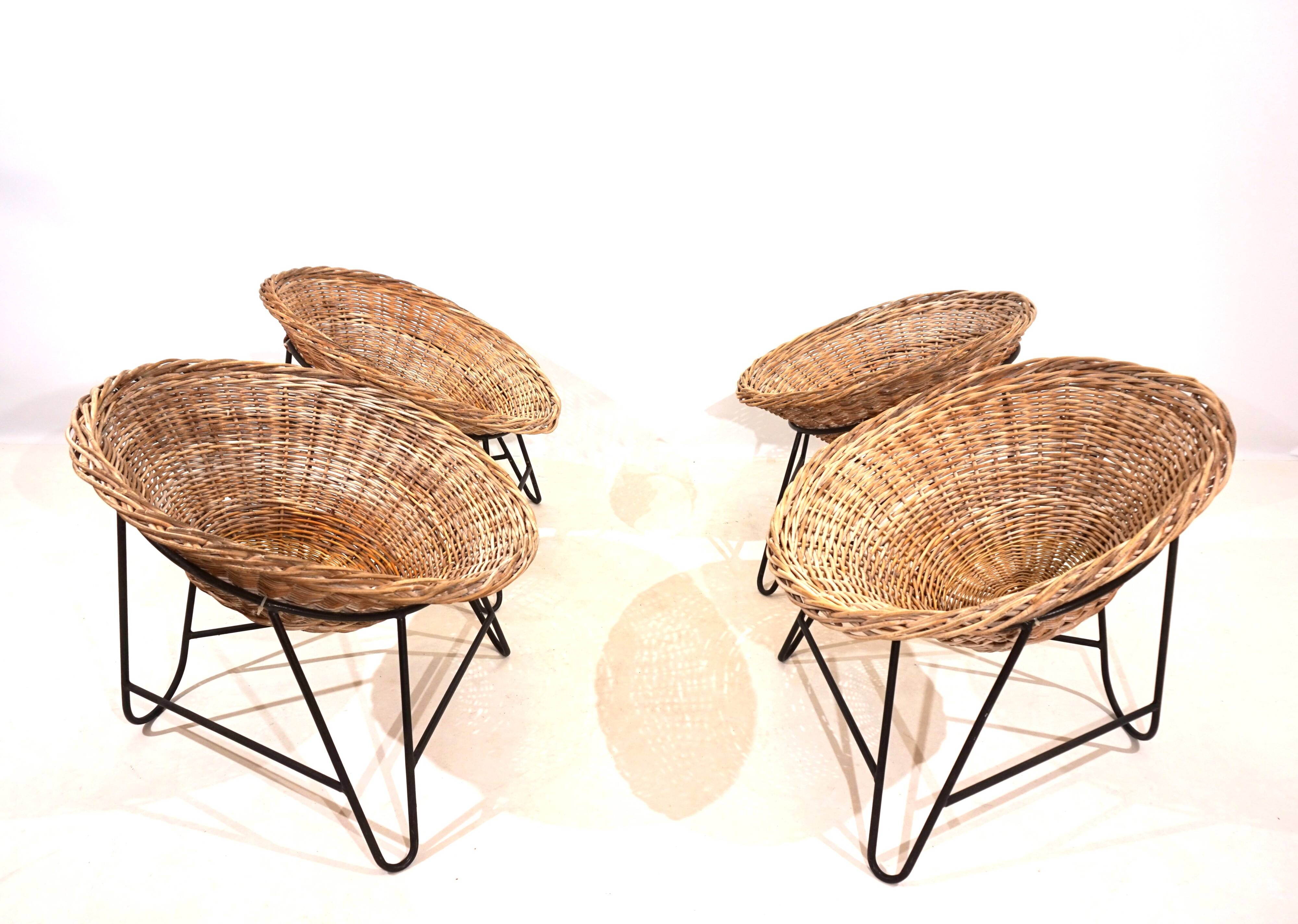 Suite de 4 chaises cosses en rotin années 60
