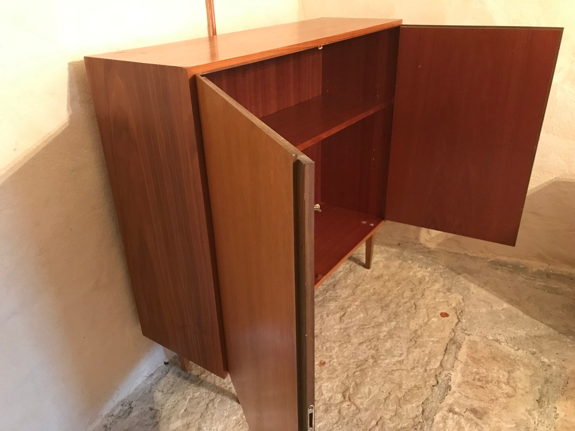 Buffet sur pieds placage de noyer blond
