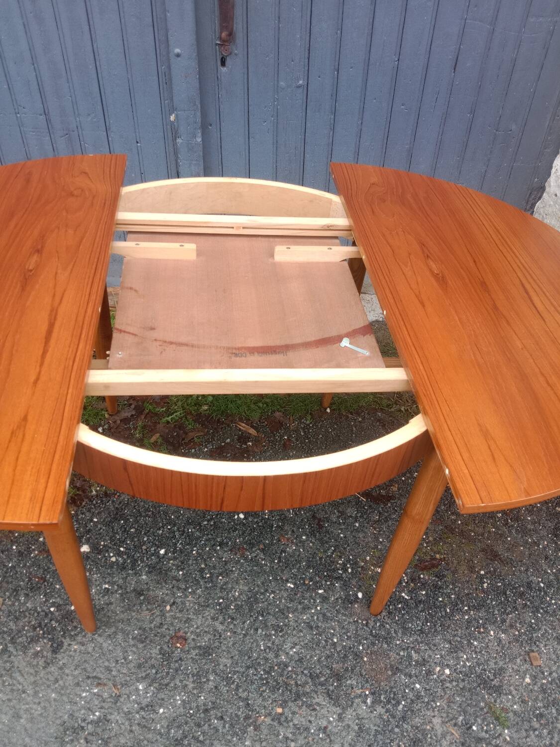 Extendable Scandinavian table