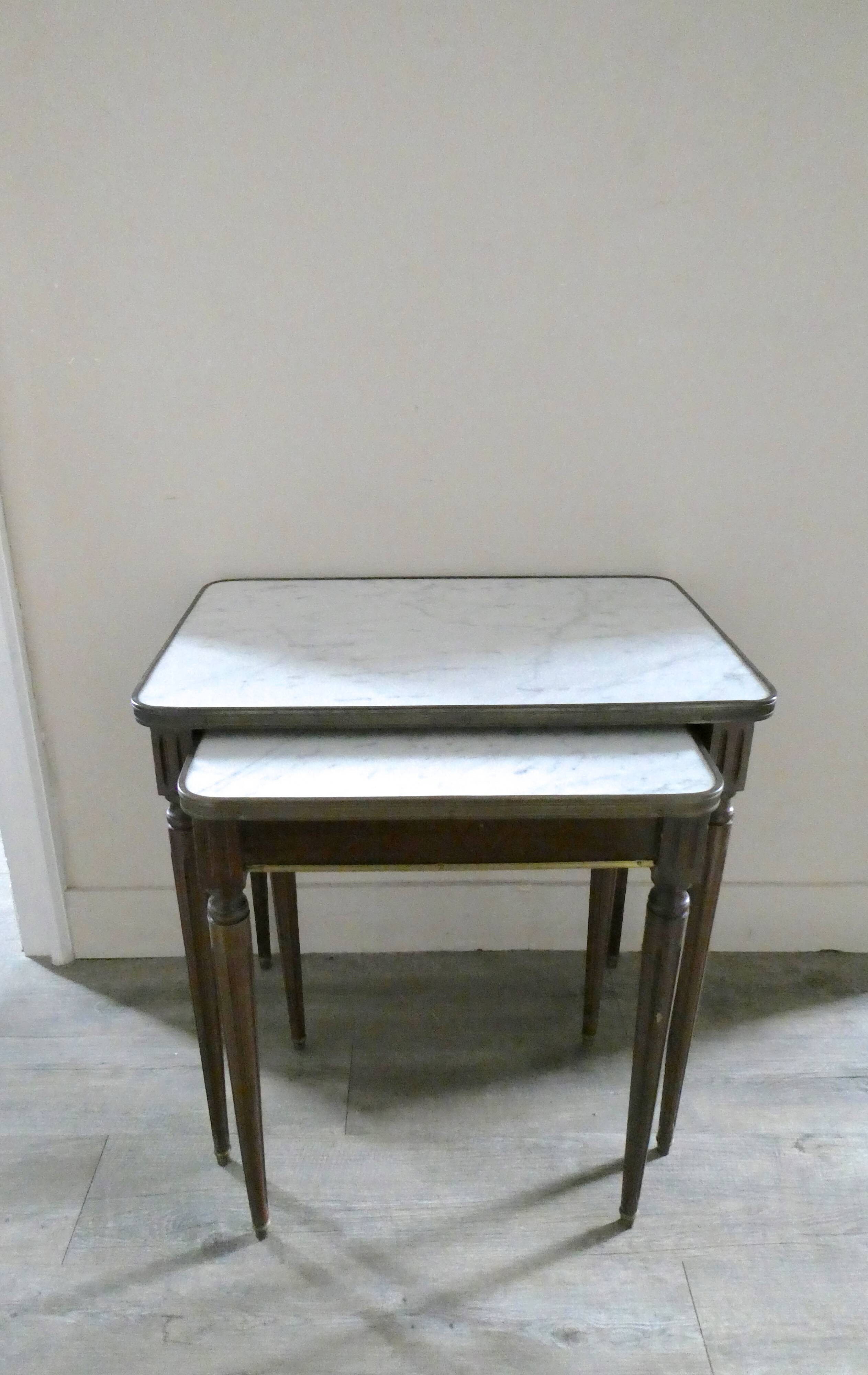 Nesting tables in dark wood and white marble