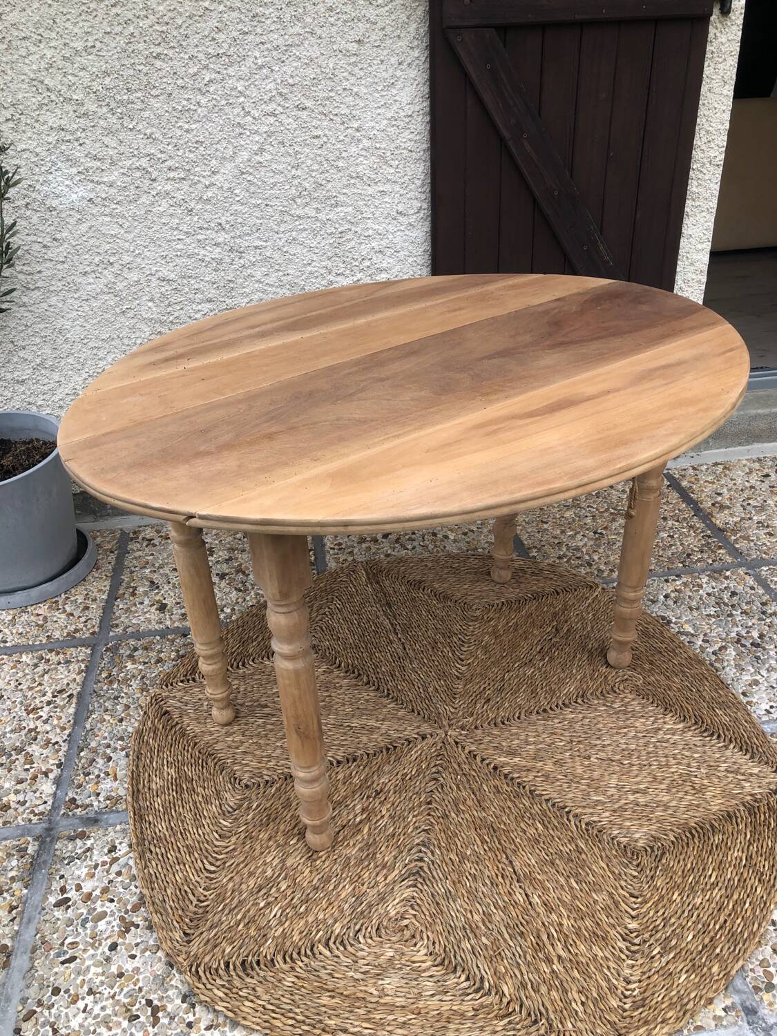 Oval farmhouse table