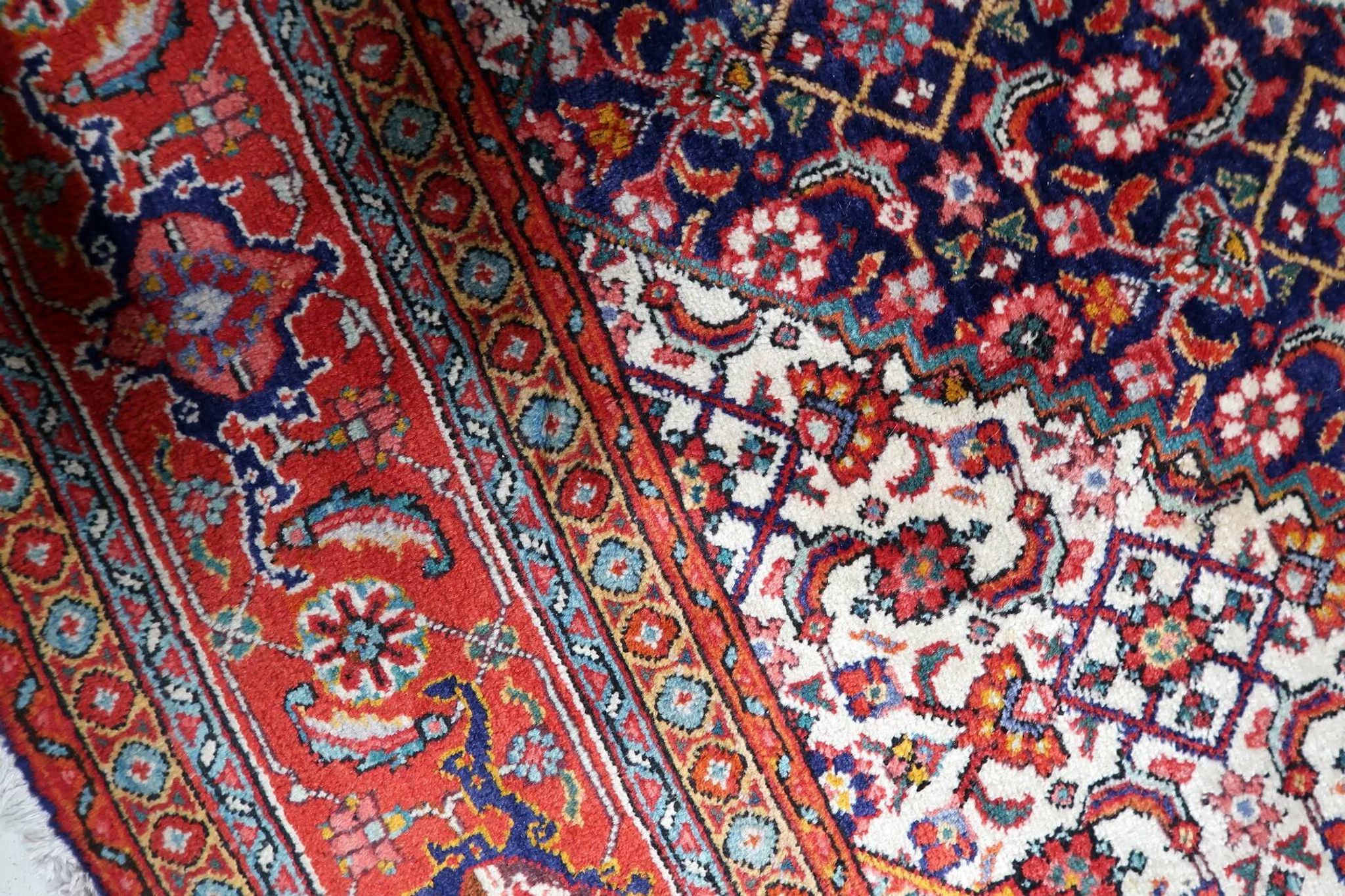 Tapis médaillon en laine vintage des années 1940, rouge et marine, 206 × 320 cm