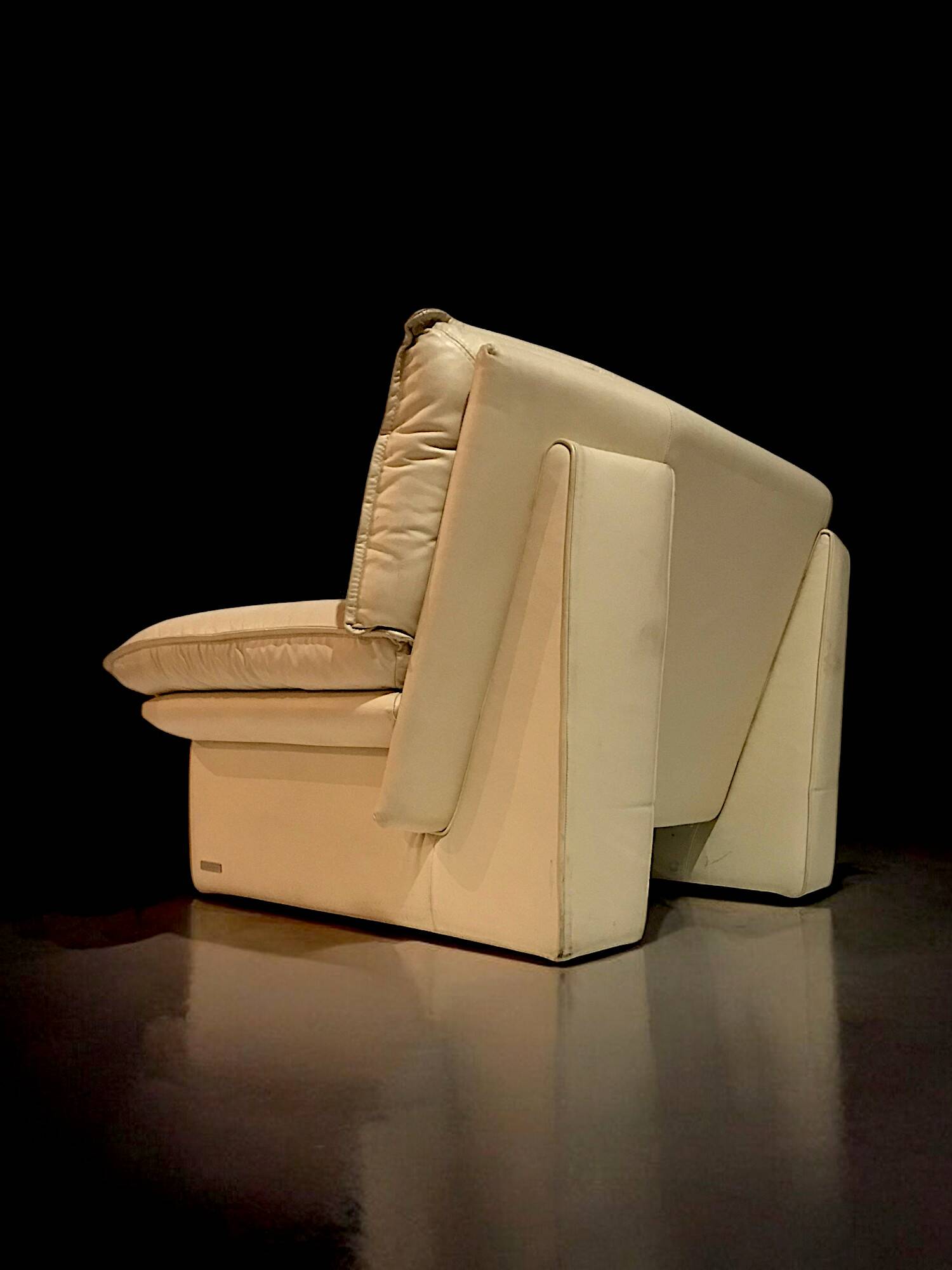 Giuseppe Nicoletti - Pair of “Ambassador” armchairs in cream leather - c 1980