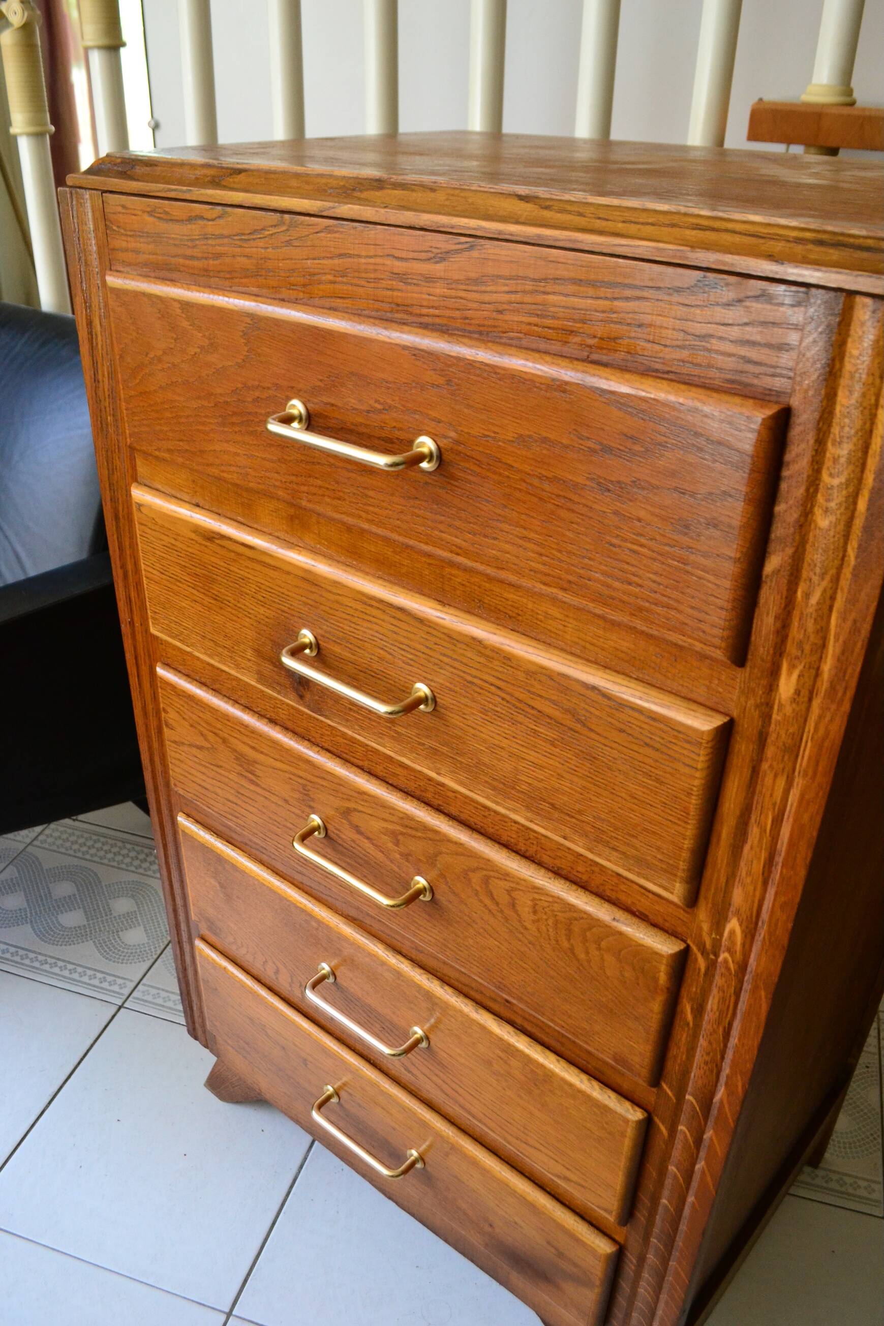 Chiffonnier vintage en chêne pieds compas
