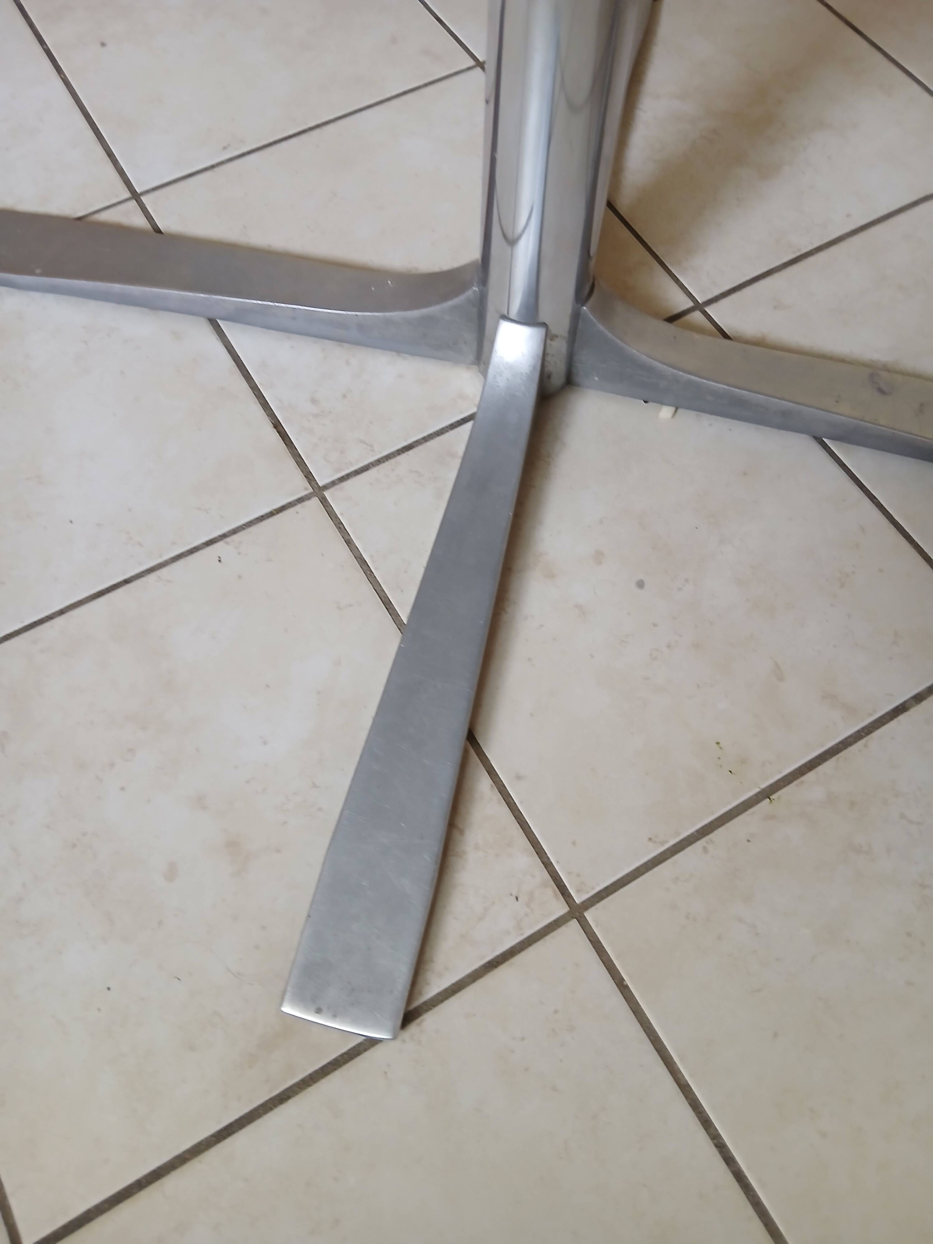 Round butterfly formica table