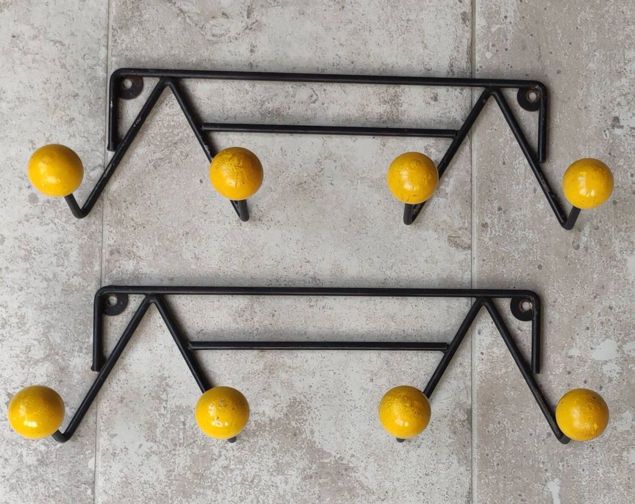 Deux porte manteaux boules vintage métal et bois