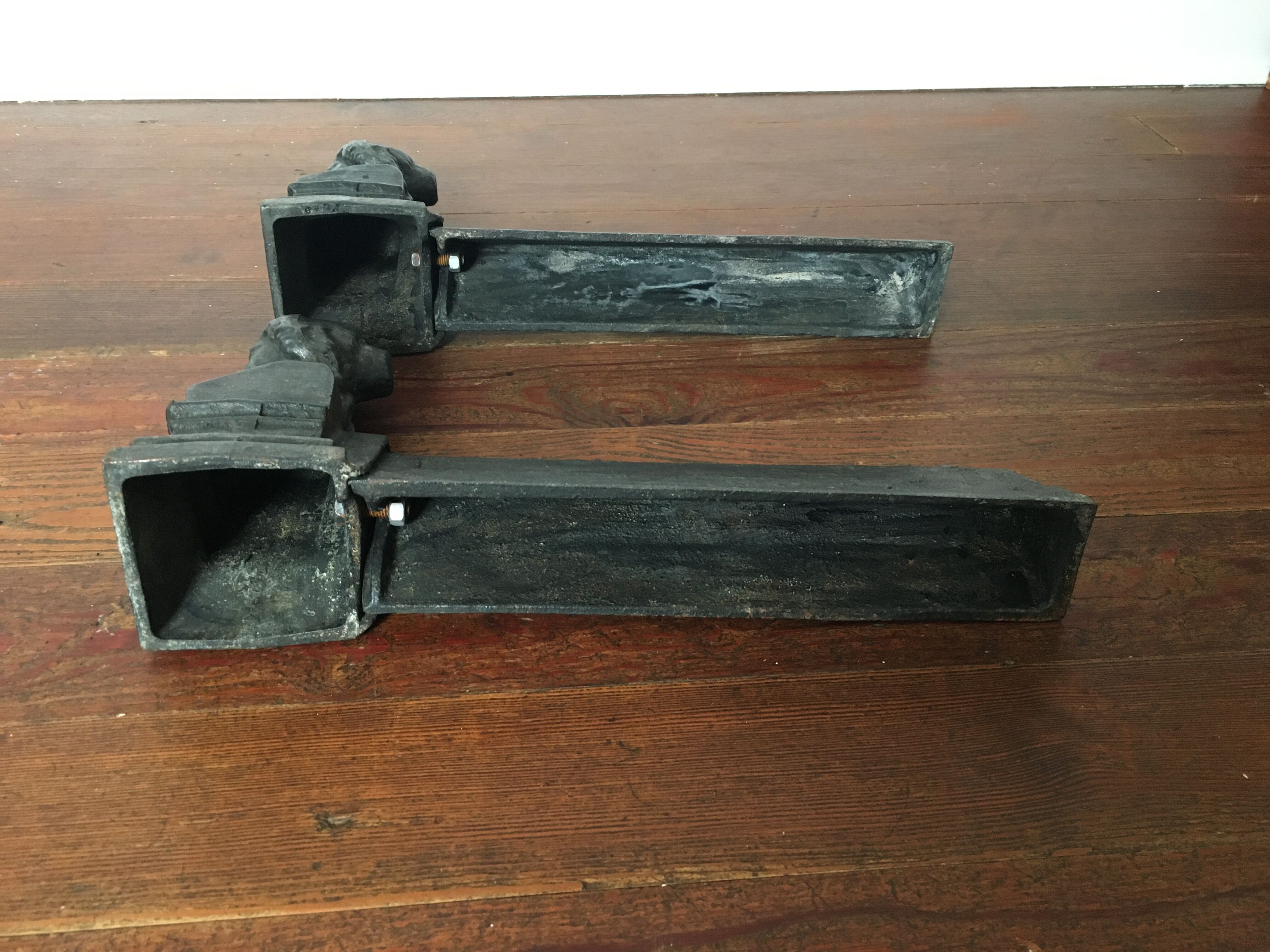 Pair of channels bust Marianne