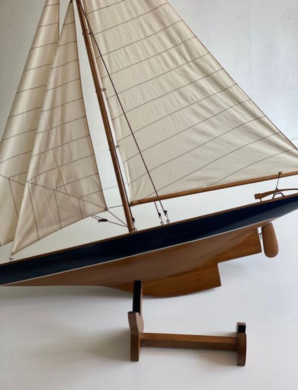 Voilier vintage sur piédestal