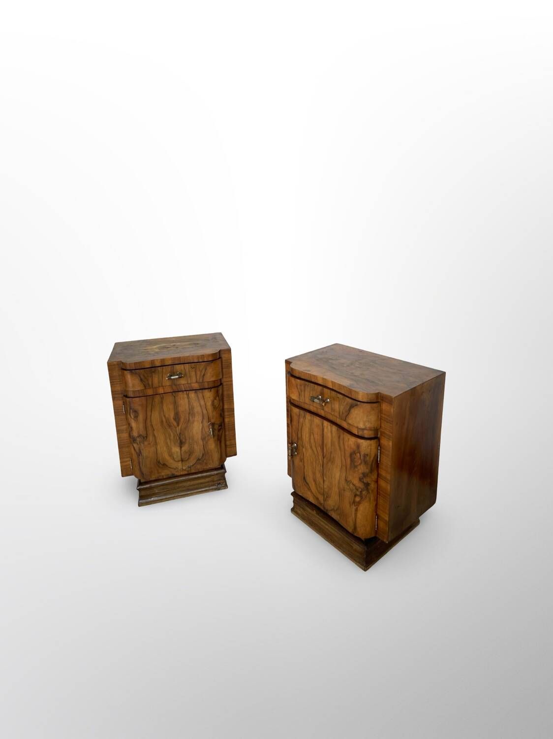 Tables de chevet Art déco italiennes en ronce de noyer, années 1930.