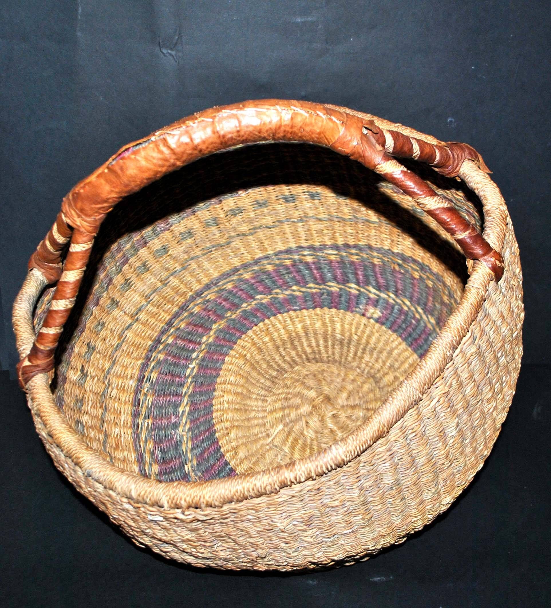 Vintage round basket in woven straw and leather - ethnic decorative ball basket