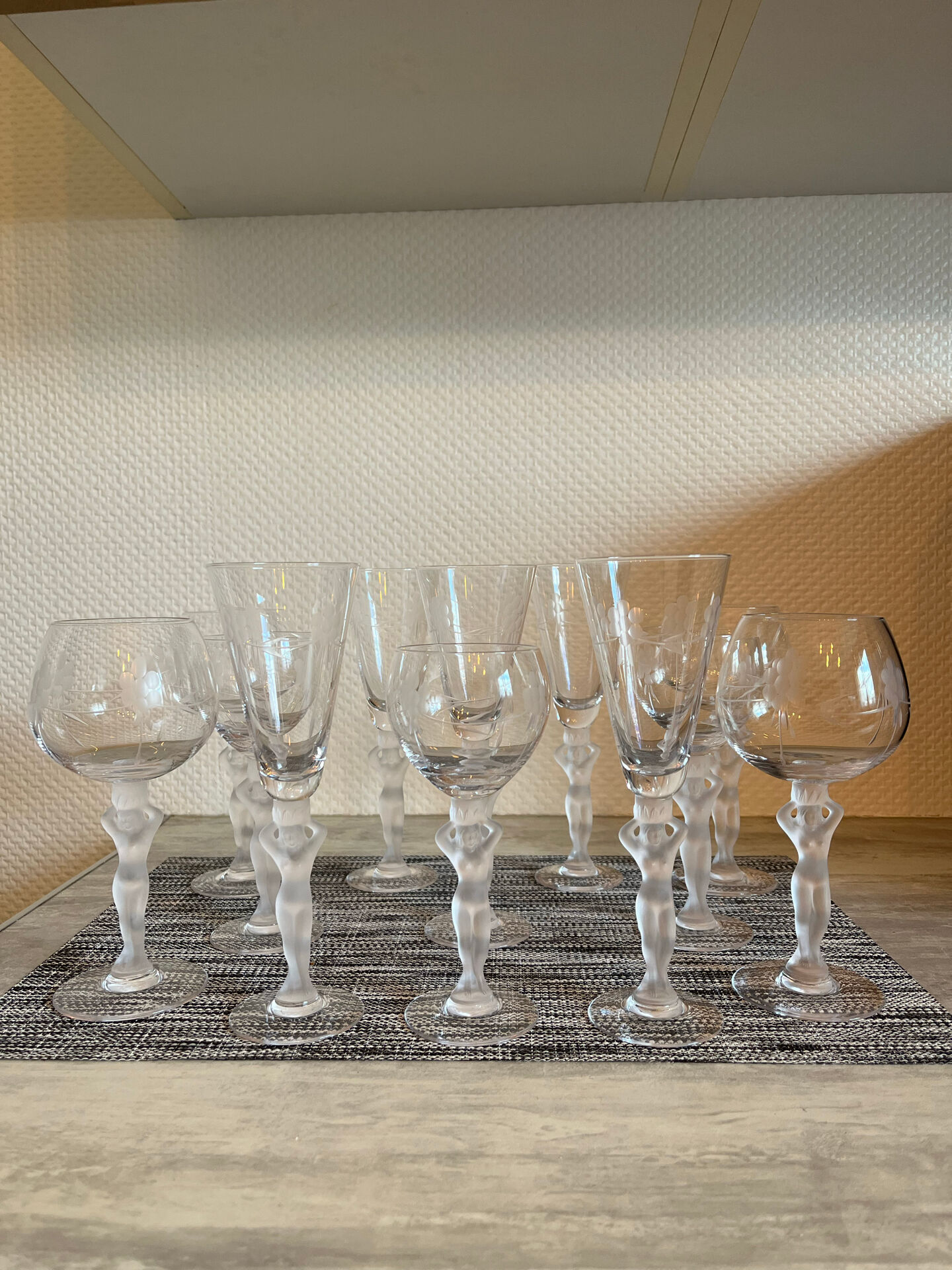 Service de 12 verres à pied sculptural féminin