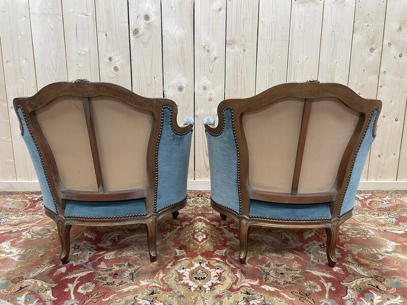 Paire de fauteuils bergères de style Louis XV en velours bleu et bois doré