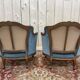 Paire de fauteuils bergères de style Louis XV en velours bleu et bois doré