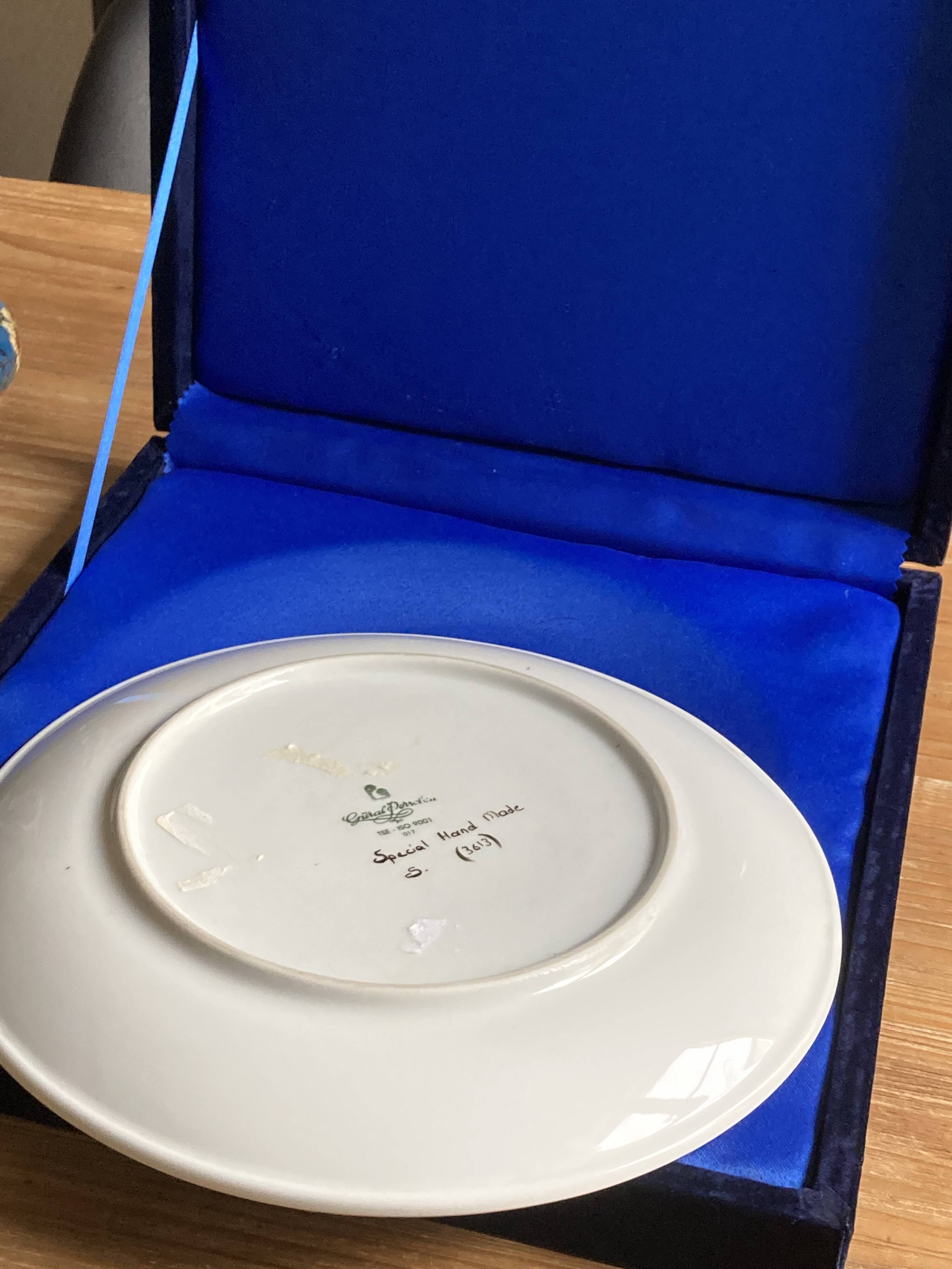 Decorative plate Güral Porselen – Turkish porcelain – Silver metal frame