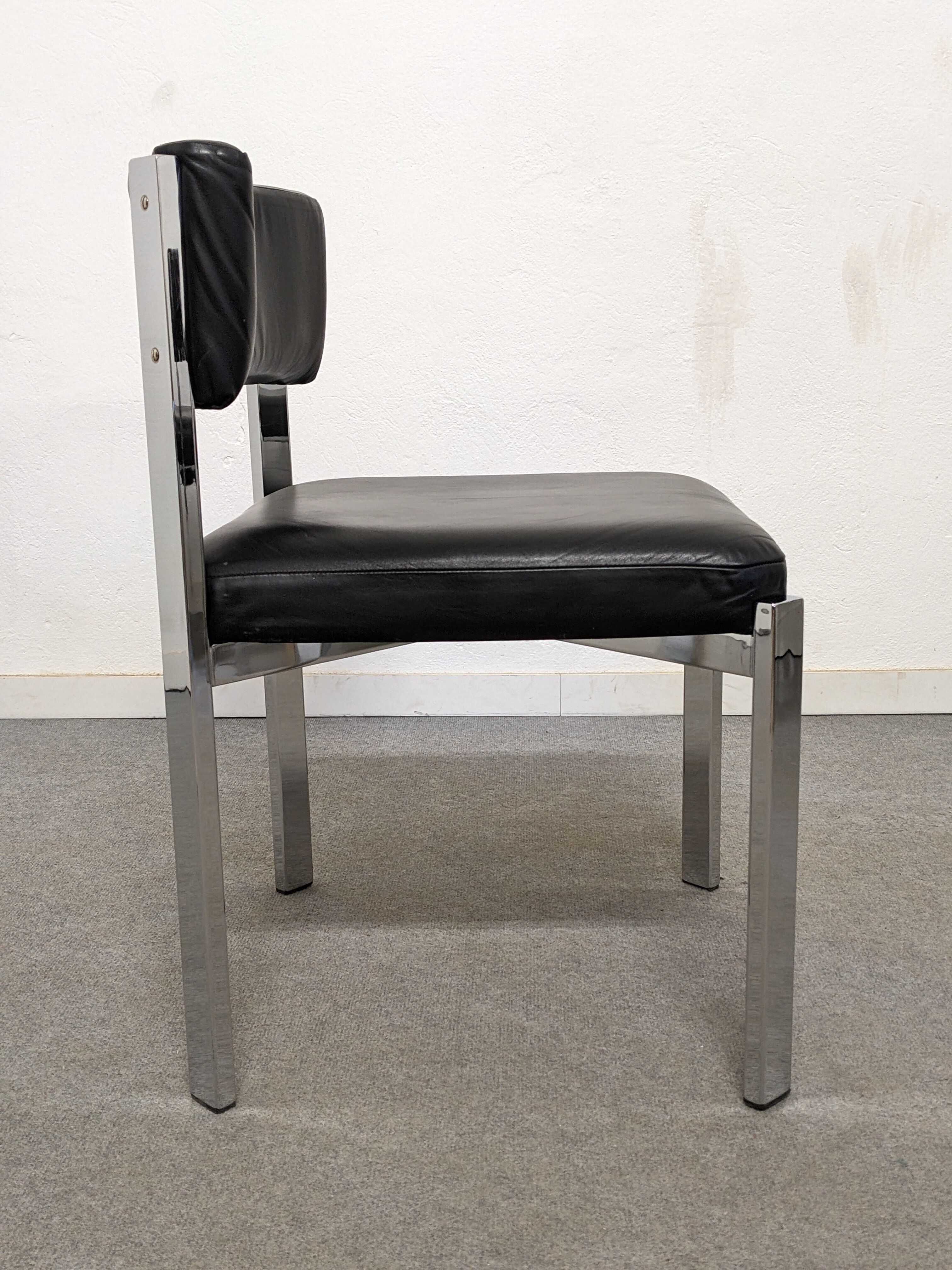 Série de 4 chaises en cuir et acier chromé Roche Bobois des années 70