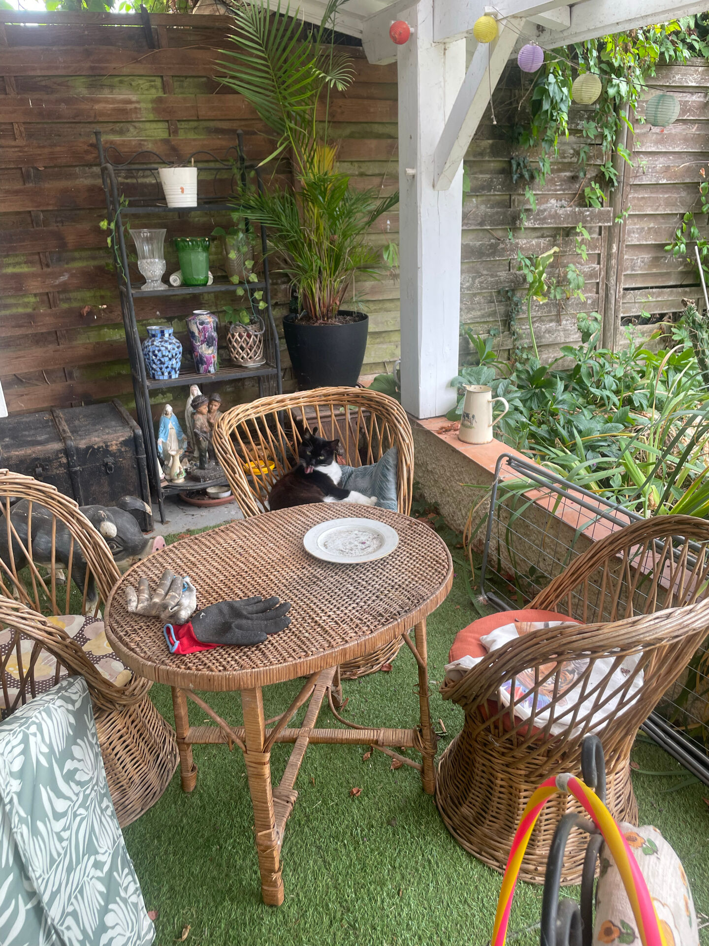 Very beautiful vintage rattan set: 4 armchairs and a table (75/57cm).