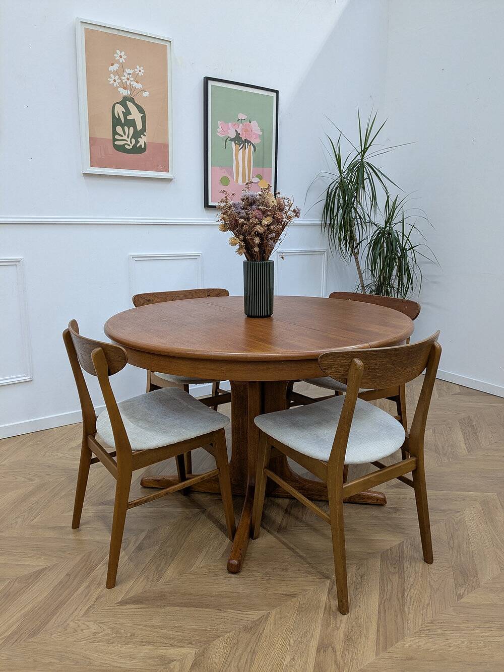 Scandinavian extendable round table