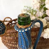 Bouteille en rotin et scoubidou