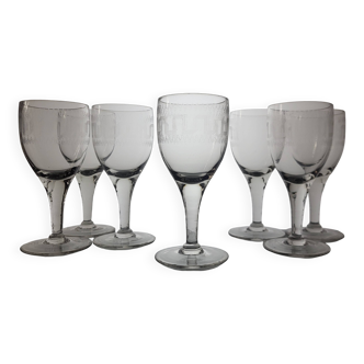 7 verres à vin décor à la grecque