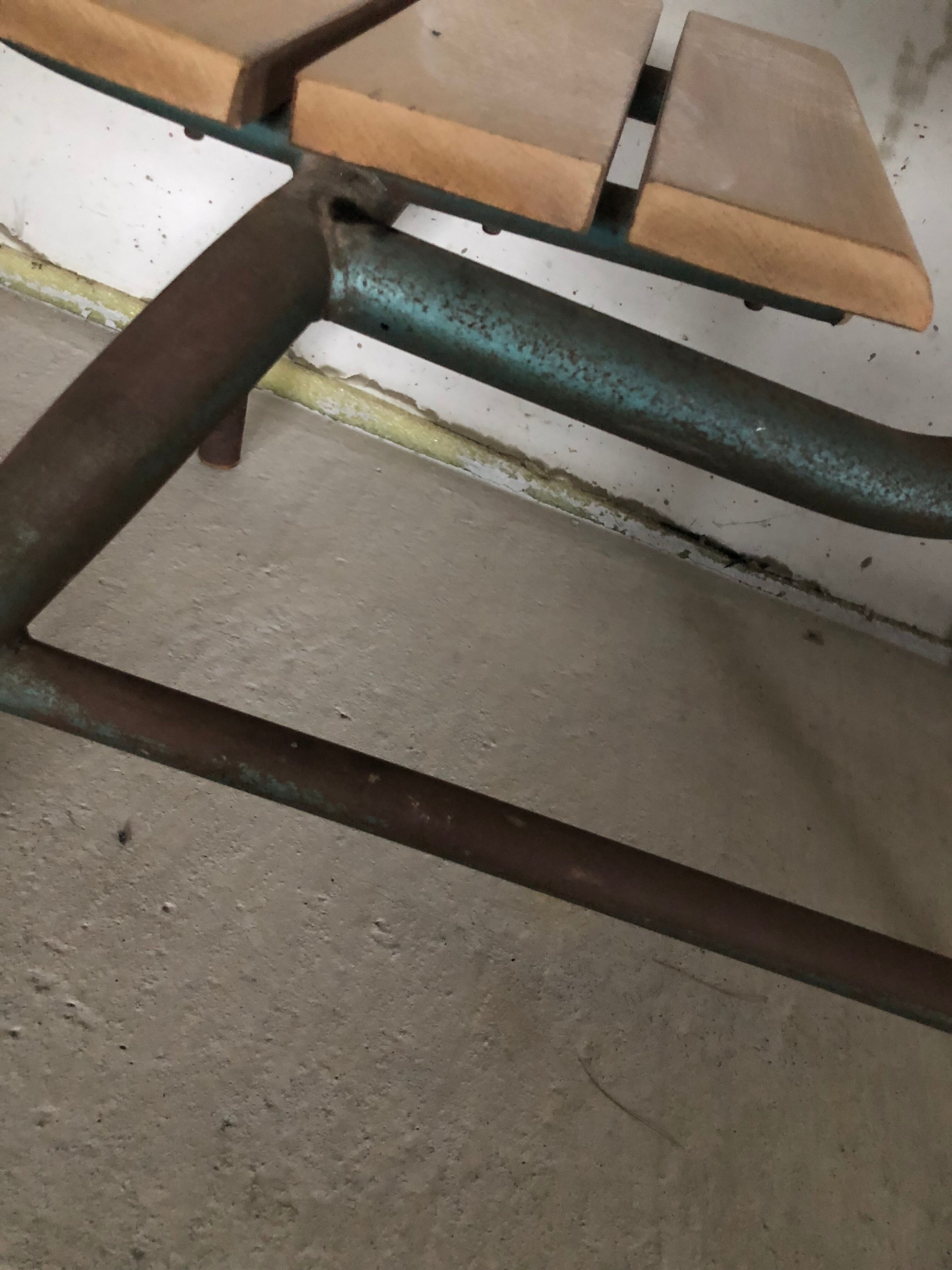 Bureau d’écolier ancien pour enfant en formica