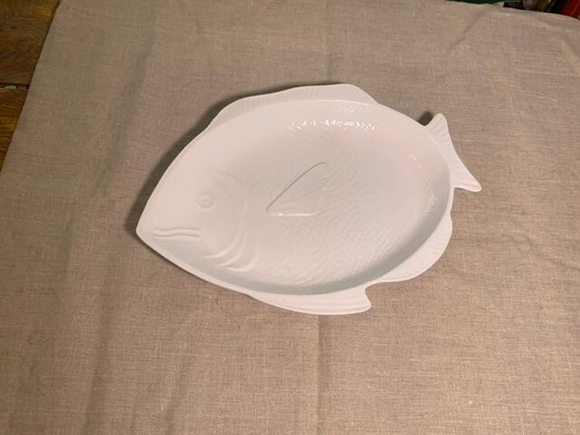 Serving dish in the shape of a white glazed ceramic fish