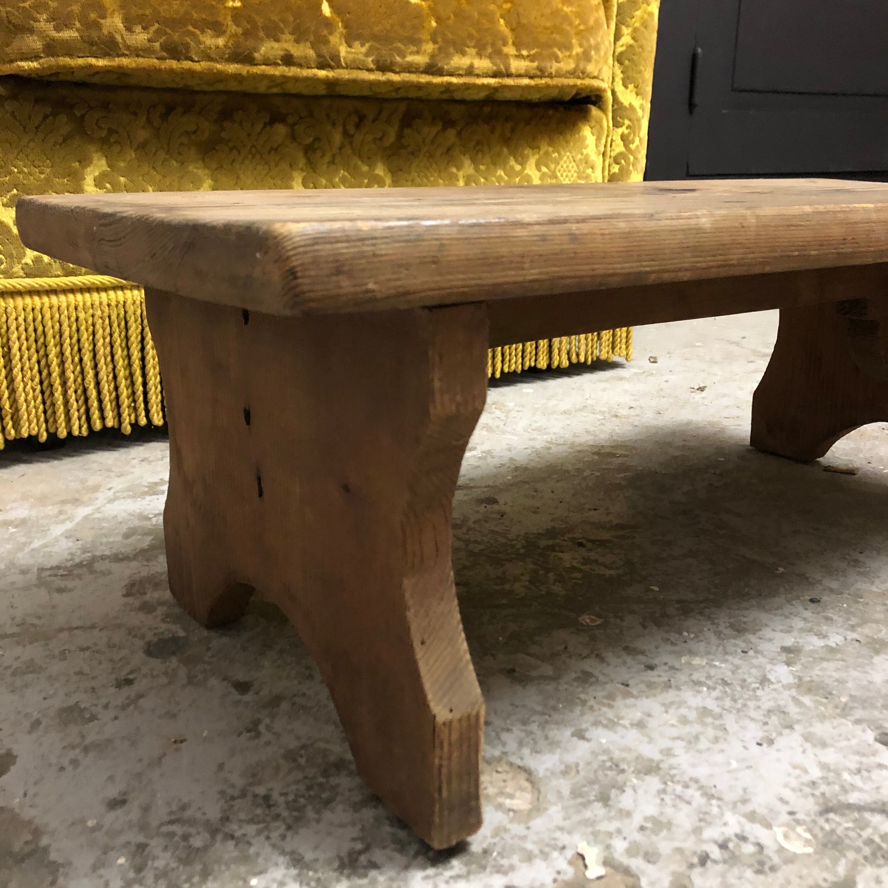 Ancien tabouret marche pied en bois
