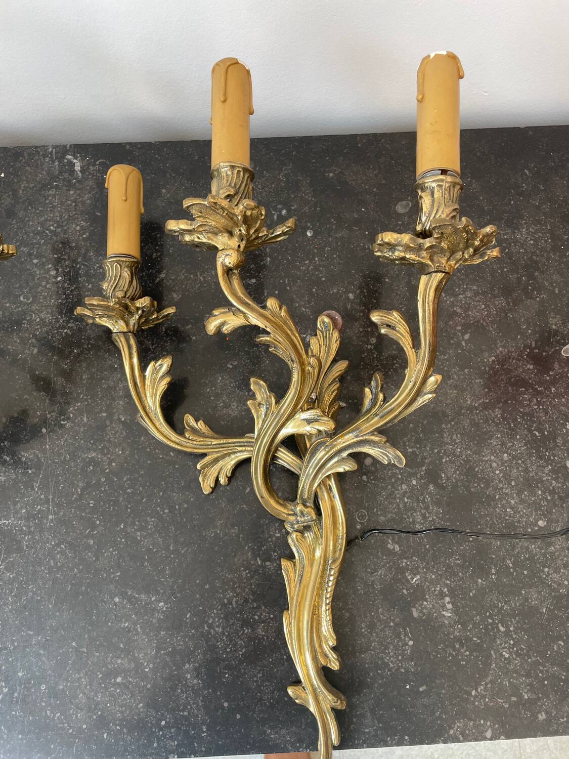 Paire d’appliques en bronze ciselé