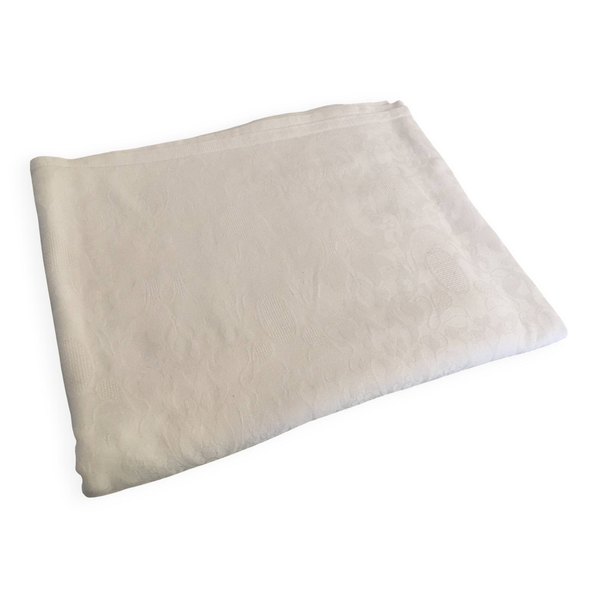 Nappe damassée 130 X 225 volutes et motifs ajourés