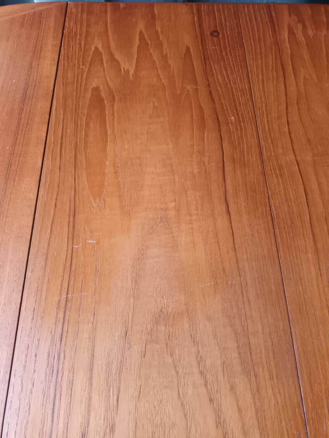 Scandinavian round table