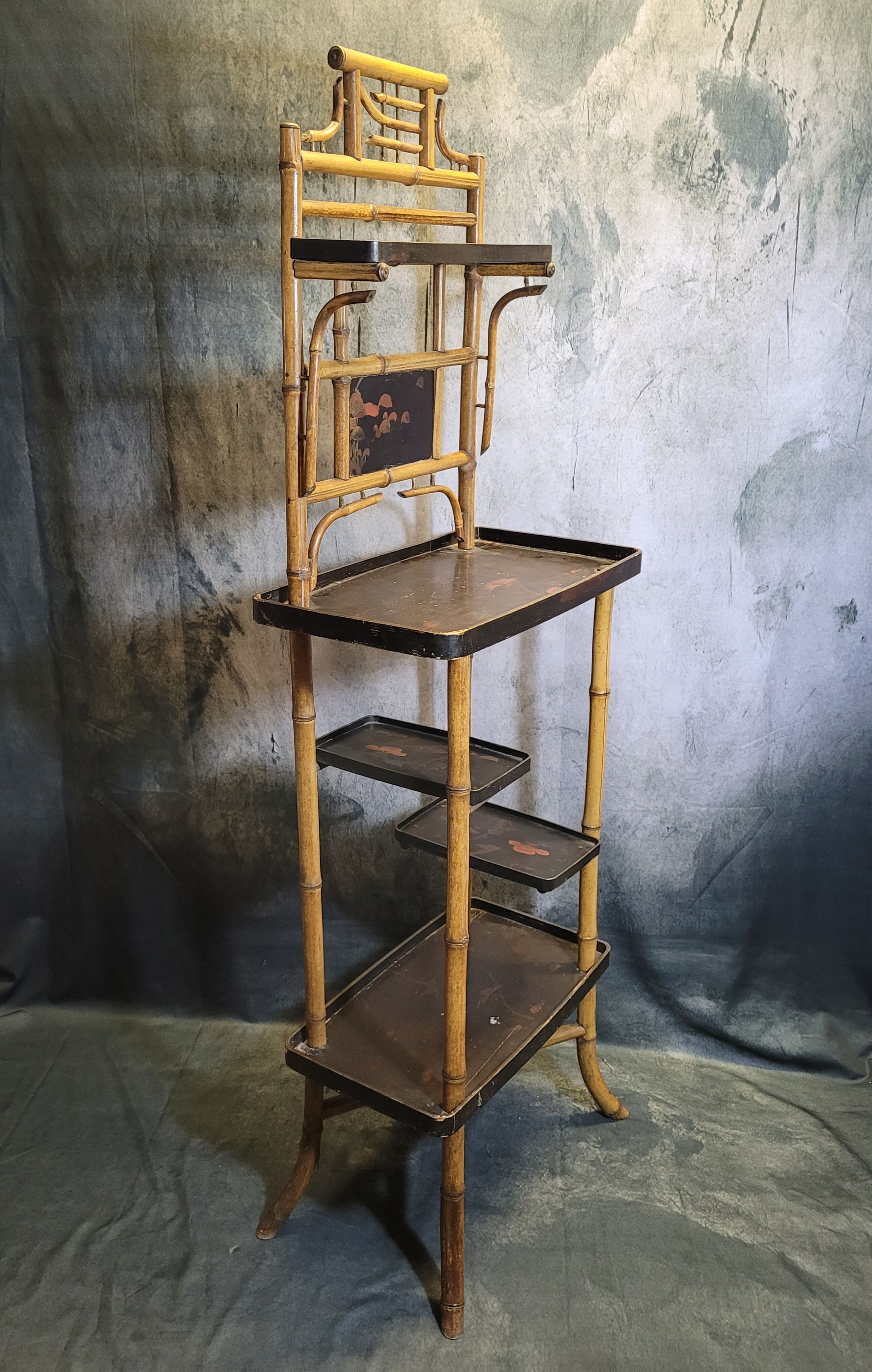Shelf in bamboo and asian lacquer