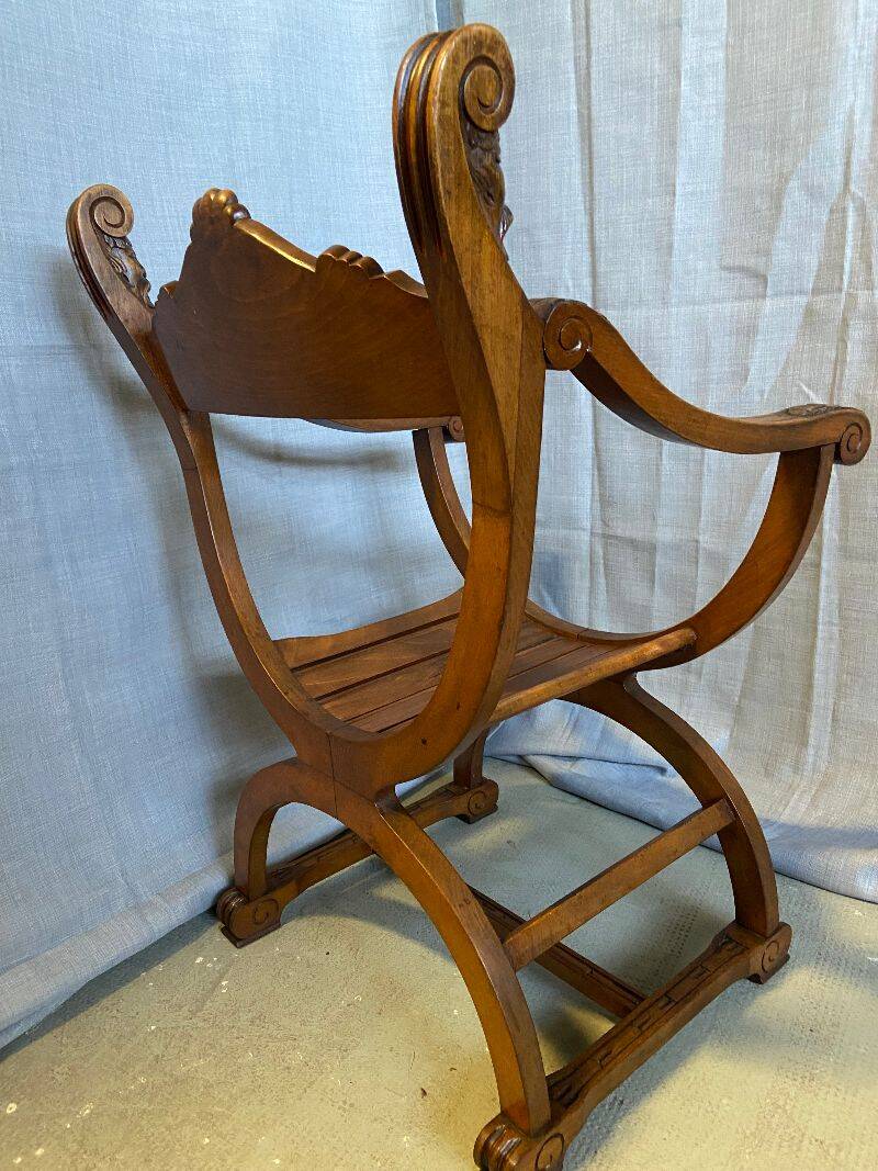 Siège, fauteuil Dagobert curule en noyer sculpté style Renaissance